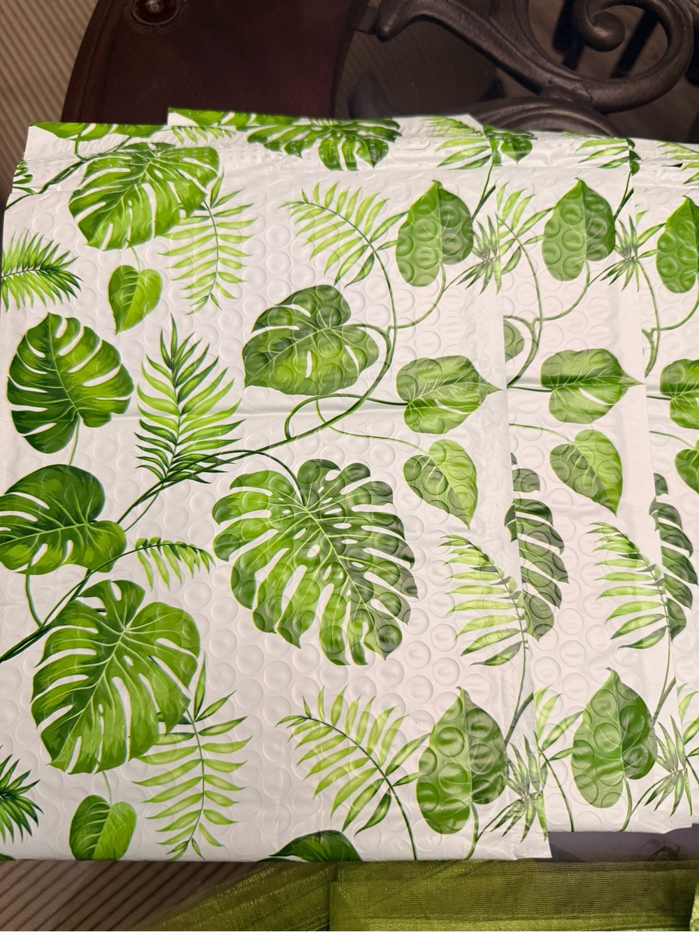 10 pcs Green Tropical Leaf bubble mailer & Lime Organza Favor Bags - Picture 2 of 3
